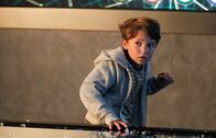 Extant – Der Roboterjunge Ethan (Pierce Gagnon) ist völlig verwirrt: Hatte Odin Recht und sein Vater will ihn wirklich für immer abschalten?
