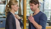Der Lehrer – Stefan (Hendrik Duryn) erzählt Karin (Jessica Ginkel) von dem perforiertem Kondom.