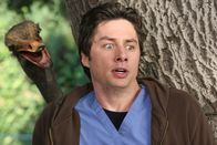 Scrubs - Die Anfänger – Da Mr. Sutton in seinem garten Strauße züchtet, wird der Ausflug von J.D. (Zach Braff) und Turk ein echtes Abenteuer ...
