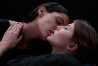 Thelma – Thelma (Eili Harboe) lernt Anja (Kaya Wilkins, l) kennen und verliebt sich in sie.