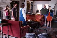 The Last Man on Earth – L-R: Todd (Mel Rodriguez), Jasper (Keith L. Williams), Melissa (January Jones), Carol (Kristen Schaal), Phil (Will Forte), Erica (Cleopatra Coleman) und Gail (Mary Steenburgen)