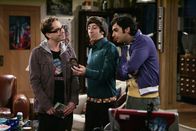 The Big Bang Theory – Eigentlich wollen Sheldon, Leonard (Johnny Galecki, l.), Howard (Simon Helberg, M.) und Rajesh (Kunal Nayyar, r.) die ganze Nacht durch das Computerspiel "Halo 3" spielen. Da steht plötzlich Penny in der Tür. Sie bekommt Besuch aus ihrer Heimatstadt Omaha: Christy, die so mit ungefähr mit jedem Jungen in der Stadt ein Verhältnis hatte ...