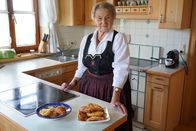 Hoagascht – Maria Hamminger mit ihren frisch gebackenen Schnitten