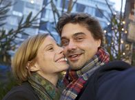 In aller Freundschaft – Während des 20-jährigen Komas ihres Mannes Ralf kommt Julia Gerlach (Julia Jäger) dessen Bruder Sönke Gerlach (Raphael Vogt) näher. Die beiden sind ein Paar und wollen heiraten - da wacht Ralf aus dem Koma auf.