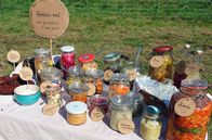 Zu Tisch ... – Wenn im Herbst geerntet wird, beginnt für Landwirtin Claudia Dollinger in Mittelfranken die Zeit des Fermentierens. Ob Wurzeln, Gemüse oder Obst – viele frische Produkte lassen sich einlegen und haltbar machen.