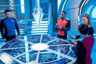 The Orville – (v.l.n.r.) Captain Ed Mercer (Seth MacFarlane); Lieutenant Commander John LaMarr (J. Lee); Commander Kelly Grayson (Adrianne Palicki); Lieutenant Commander Talla Keyali (Jessica Szohr)