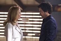 Salvation – Darius Tanz (Santiago Cabrera, r.) weiht die Pentagon-Pressesprecherin Grace Barrows (Jennifer Finnigan, l.) in seine ganz eigenen Pläne ein, wie er die Menschheit vor dem großen Knall retten will. Was wird sie dazu sagen?
