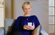 In aller Freundschaft – Im Gegensatz zu ihren beiden Freunden Roland und Martin ist für Kathrin Globisch (Andrea Kathrin Loewig) auch eine Dating-App eine Möglichkeit einen Partner zu finden. Kurzerhand meldet sie sich an und harrt gespannt der Dinge.