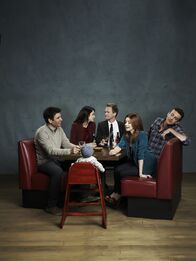 How I Met Your Mother – (8. Staffel) - Rückblick in die wilden Jahre von Ted (Josh Radnor, l.), Marshall (Jason Segel, r.), Barney (Neil Patrick Harris, M.), Lily (Alyson Hannigan, 2.v.r.) und Robin (Cobie Smulders, 2.v.l.) ...
