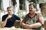 Die Rosenheim-Cops – Kommissar Satori (Markus Böker, li.) und Kommissar Hofer (Josef Hannesschläger) sind misstrauisch.
