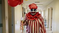 Behind the Screams – Als "Pogo der Clown" unterhielt John Wayne Gacy auf Straßenfesten in Chicago die Leute (Reenactment).