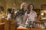 The Goldbergs – (v.li.) Wendi McLendon-Covey (Beverly Goldberg), Hayley Orrantia (Erica Goldberg).