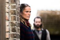 Kolleginnen – Julia Jungklausen befragt Gudrun Enzensberger (Karoline Eichhorn, l.) und andere Dorfbewohner.