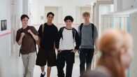 ECHT friends – Mit seinen neuen Freunden fühlt Pit (Metkan Kalan, 2. von links) sich stark und stellt sich nach der Bild-Sabotage selbstbewusst der Klasse.