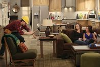 Two and a Half Men – Walden (Ashton Kutcher, l.) will beweisen, dass er ein ganzer Kerl ist und zeigt, was er handwerklich drauf hat. Jenny (Amber Tamblyn, M.) und Brooke (Aly Michalka, r.) bleiben jedoch skeptisch ...