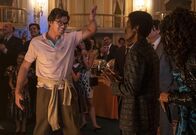 Black Monday – Andrew Rannells als Blair Pfaff und Don Cheadle als Mo Monroe(r.)