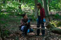 Der Staatsanwalt – Oberkommissar Alexander Witte (Jannik Mioducki) und Hauptkommissarin Julia Schröder (Anika Baumann) machen in einem Waldstück eine besorgniserregende Entdeckung.