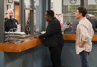 The Neighborhood – Calvin Butler (Cedric the Entertainer, Mitte): Dave Johnson (Max Greenfield,, r.)