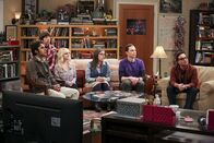 The Big Bang Theory – Haben einiges damit zu tun, die anreisende Verwandtschaft in Schach zu halten: (v.l.n.r.) Raj (Kunal Nayyar), Howard (Simon Helberg), Bernadette (Melissa Rauch), Amy (Mayim Bialik), Sheldon (Jim Parsons) und Leonard (Johnny Galecki) ...