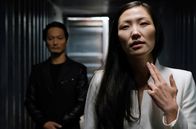 Das Netz - Prometheus – Anne Hsu (Uisenma Borchu) und ein Handlanger (Yusuke Yamasaki)