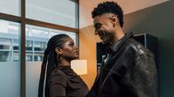 Schwarze Früchte – Karla (Melodie Simina, li.) fühlt sich für ihren besten Freund aus Kindheitstagen (Lamin Leroy Gibba) verantwortlich.