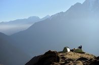 Brahmaputra - Der große Fluss vom Himalaja – Die internationale Filmcrew dreht am Rand des Tibetischen Plateaus, unter dem Dhaulagiri, einem der Achttausender-Gipfel des Himalaya.