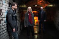From Darkness – Norrie Duncan (Richard Rankin, l.) macht sich Sorgen um Claire Church (Anne-Marie Duff, M.), die der Polizei in Manchester bei den Ermittlungen in einem Mordfall hilft. Ihr ehemaliger Kollege DCI John Hind (Johnny Harris, r.) hatte Claire gebeten, die Polizei bei der Suche nach dem Mörder zu unterstützen.