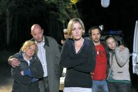 Vier Frauen und ein Todesfall – (v.li.) Brigitte Kren (Maria), Charly Rabanser (Salchegger), Julia Stinshoff (Lola), Michael Ostrowski (Franzi), Martina Poel (Sabine).