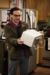 The Big Bang Theory – Gemeinsam haben Leonard (Johnny Galecki), Sheldon, Rajesh und Howard einen Killer-Roboter gebaut, der bei der diesjährigen Roboter-Meisterschaft ganz vorne mitspielen soll ...