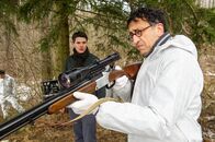 SOKO Stuttgart – Rico Sander (Benjamin Strecker, l.) informiert sich bei Jan Arnaud (Mike Zaka Sommerfeldt, r.) über das Jagdgewehr, das neben dem Opfer gefunden wurde.