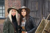 Sharknado 6 – April (Tara Reid) und Nova (Cassie Scerbo,r.)