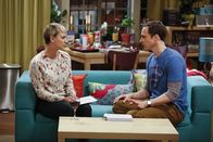 The Big Bang Theory – Nehmen als Scherz an einem Experiment teil, durch das sich die Teilnehmer ineinander verlieben sollen: Penny (Kaley Cuoco, l.) und Sheldon (Jim Parsons, r.) ...