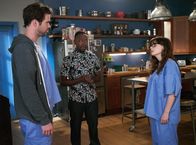 New Girl – Eine gerichtliche Verfügung soll verhindern, dass Jess (Zooey Deschanel, r.) ihrem Ex-Freund Sam (David Walton, l.) zu nahe kommt, doch das will sie so nicht auf sich sitzen lassen und bittet Winston (Lamorne Morris, M.), zu vermitteln ...