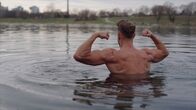 37°: Alpha - Wann ist ein Mann ein Mann? – Hendrik beim Eisbaden in der Donau.