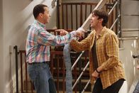 Two and a Half Men – Als sie erfahren, dass sie zur Adoption eines Kindes zugelassen wurden, sind Walden (Ashton Kutcher, r.) und Alan (Jon Cryer, l.) völlig aus dem Häuschen ...