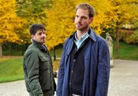 Sturm der Liebe – ARD STURM DER LIEBE FOLGE 1908 Uhr im ERSTEN. Daniel (Daniel Buder, l.) lässt sich von Leonard (Christian Feist, r.) nicht umstimmen und beschließt, trotz des aufkommenden Gewitters, die Gäste mit dem Hubschrauber vom Berg zu holen.