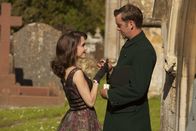 Father Brown – Selina McKinley (Poppy Drayton, l.) teilt sich mit Sid Carter (Alex Price, r.) eine Zigarette vor der Kirche.
