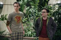 The Big Bang Theory – Die begnadeten Physiker Leonard (Johnny Galecki, r.) und Sheldon (Jim Parsons, l.), die sich eine Wohnung teilen, bewegen sich so sehr in der Welt der Quantenphysik, dass sie an der realen Welt ein wenig vorbeileben. Bis eines Tages Penny in die Nachbarwohnung einzieht ...