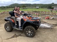 Verrückt nach Meer – Für das Abenteuer-Feeling sorgt bei den Passagieren Daniela und Nico eine Quad-Tour im Vallee des Couleurs auf Mauritius.