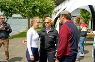 WaPo Bodensee – Nele Fehrenbach (Floriane Daniel, m.) ermittelt in der Welt des Ruderleistungssports am Bodensee. Zwei tote Ruderer und unerklärliche Leistungssteigerungen stehen im Fokus der Befragung von Ruderin Gesa Gutmann (Anna Herrmann, l.) und Trainer Manfred Lindner (Joachim Raaf, r.).