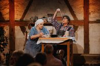 Comedy Scheune – v.r.n.l.: Aus der Flädlessuppe von Lena (Hillu Stoll) fischt Mattheis (Franz Auber / Hillu’s Herzdropfa) alte Putzlumpen heraus.