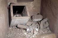 Tatort Pyramide - Grabräubern auf der Spur – In der kargen Wüste Nord-Ägyptens entdeckte ein Forschungsteam eine Pyramide mit einer versiegelten Grabkammer. Wenn Archäologen sie öffnen, kommt ein antiker Tatort zum Vorschein.