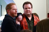 Modern Family – Mitchell (Jesse Tyler Ferguson, li.) und Cameron (Eric Stonestreet) hoffen, dass Familienoberhaupt Jay positiv auf die Adoption von Lily reagiert.