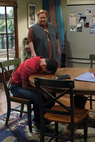 Two and a Half Men – Berta (Conchata Ferrell) und Alan (Jon Cryer)