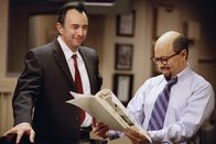 Ray – Zwei Produzenten mit dem richtigen Riecher: Jerry Wexler (Richard Schiff, l.) und Ahmet Ertegun (Curtis Armstrong, r.) von Atlantic Records.