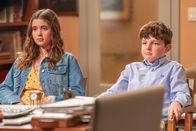 Extended Family – Grace (Sofia Capanna, l.); Jimmy jr. (Finn Sweeney, r.)