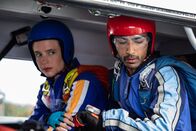 Death in Paradise – Für das Tech-Genie Zach Ogilvy (Akshay Kumar, r.) ist ein Fallschirmsprung mit seinen Kollegen wie Alessa Park (Jessica Clark, l.) genau die richtige Art, den Urlaub zu genießen. Doch ihn erwartet eine böse Überraschung.