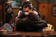 Two and a Half Men – Wünschen sich nichts sehnlicher als ihre alte Männer-WG zurück: Alan (Jon Cryer, vorne) und Walden (Ashton Kutcher, hinten) ...