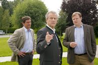 Die Rosenheim-Cops – Als sein Alibi wackelt, fühlt sich Vereinspräsident Kahler (Michael Schwarzmaier, m.) von den Kommissaren Hartl (Michael A. Grimm, r.) und Lind (Tom Mikulla, l.) unter Druck gesetzt.