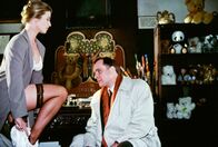 Kommissar Rex – Diana Neuwirth (Nina Franoszek) hat mit ihrem ehemaligen Liebhaber Paul Steger (Tony Slama) in der Spielzeugfabrik ein intimes Rendezvous.